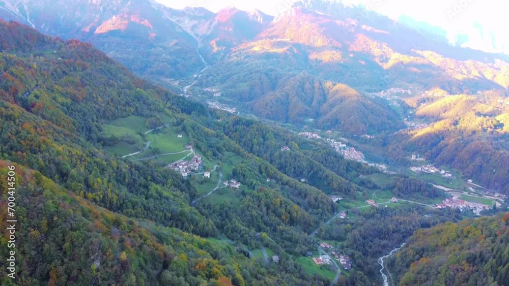 Vista Aerea della Vallata e Colline in Italia con piccoli borghi abitati, movimento avanti Vista Aerea della Vallata e Colline in Italia con piccoli borghi abitati, movimento avanti
