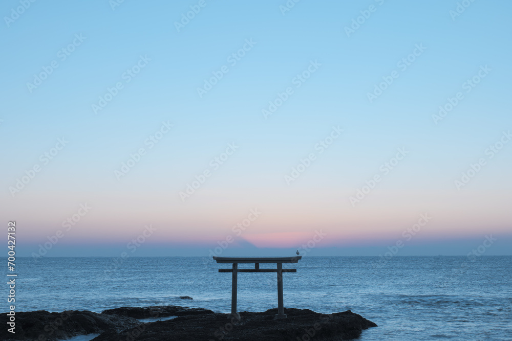 冬の夜明けの神磯の鳥居　12月　大洗磯前神社