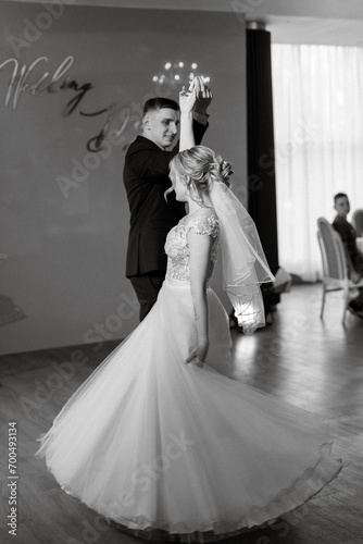 Obraz na płótnie the first wedding dance of the bride and groom w salonie