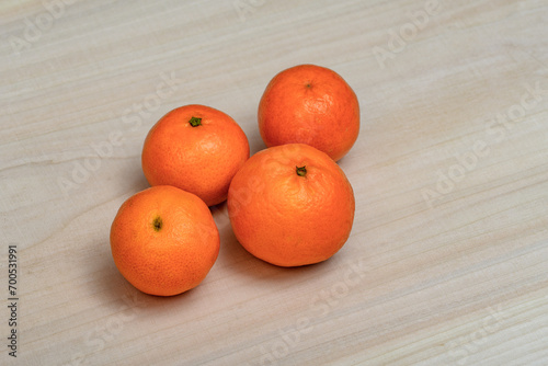 Pomarańcze Izolowane owoce leżą na kuchennym blacie