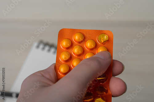 Pomarańczowe tabletki w pomarańczowym blistrze, brać lekarstwo