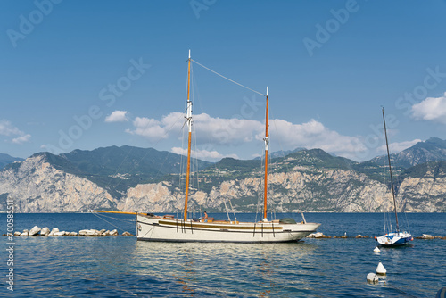 Segelyacht für Ausflüge mit Touristen auf dem Gardasee bei Malcesine in Italien im Hintergrund die Alpen photo