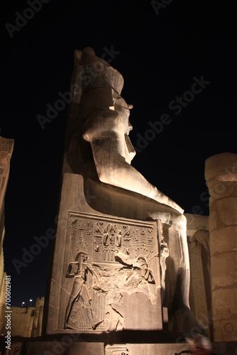 Détail d'un socle de statue du temple de Louxor , vue de nuit 