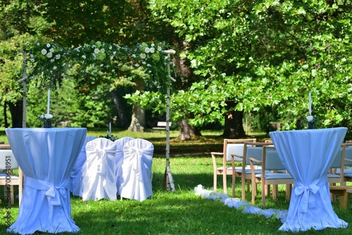 Obraz na płótnie Decorated wedding altar at an outdoor wedding in a garden park with white chairs w salonie