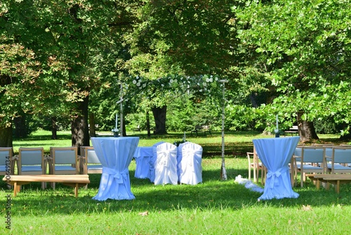 Obraz na płótnie Modern wedding in a garden park and white decoration of the altar and chairs for guests w salonie
