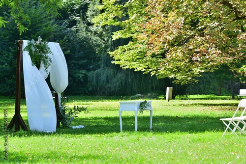 Obraz na płótnie Decorated wedding altar at an outdoor wedding in a garden park with white chairs w salonie