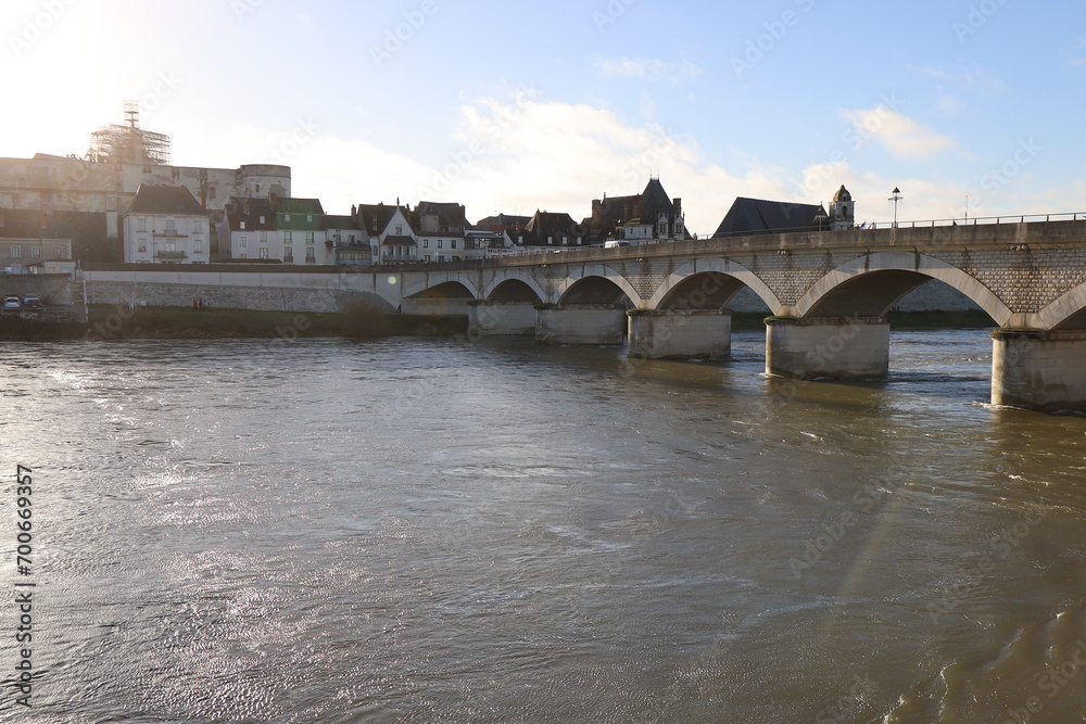 Le pont du Marechal Leclerc sur le fleuve Loire, ville de Amboise, département de l'Indre et Loire, France