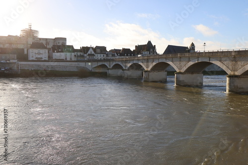 Le pont du Marechal Leclerc sur le fleuve Loire, ville de Amboise, département de l'Indre et Loire, France © ERIC