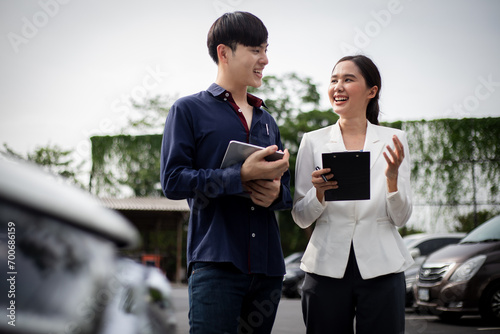 Billede på lærred Claim investigators inspect cars that have been involved in road accidents outdoors with their helpers with friendly and bright smiles throughout customer service