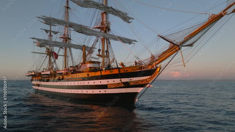 La nave scuola Amerigo Vespucci della Marina Militare Italiana.
Vista aerea del veliero che solca il mar Mediterraneo al tramonto.
