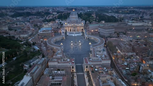 Roma, la Basilica di San Pietro e la Piazza.
Vista aerea al crepuscolo con le luci dei lampioni che illuminano via della Conciliazione.
 photo