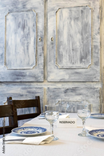 Φωτογραφία Reserved sign amidst glasses and plates on a table in a traditional restaurant
