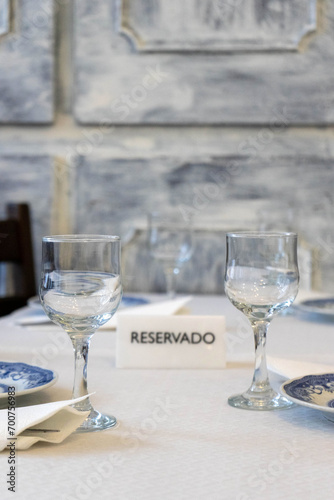 Φωτογραφία Reserved sign amidst glasses and plates on a table in a traditional restaurant
