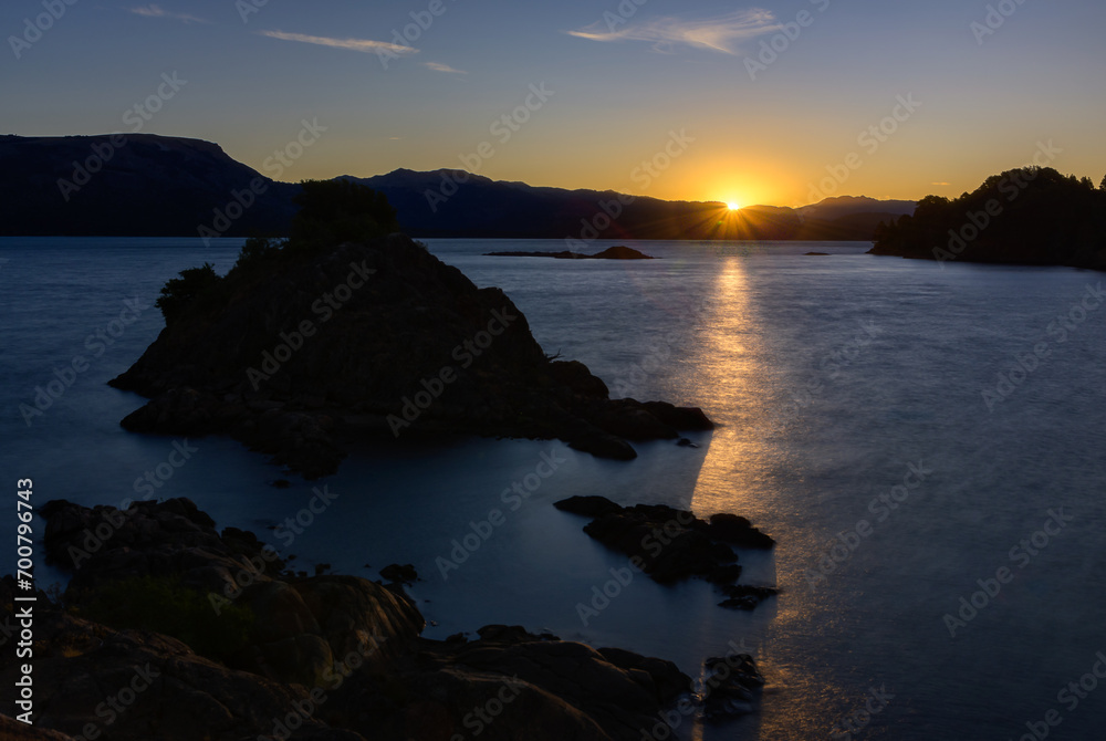 Atardecer en Lago Aluminé - Villa Pehuenia - Neuquén Atardecer en Lago Aluminé - Villa Pehuenia - Neuquén