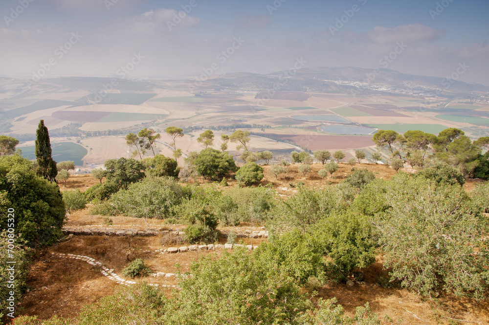 Widok z góry Tabor w Izraelu w Ziemi Świętej z ruinami po twierdzy krzyżowców w słoneczny dzień. - obrazy, fototapety, plakaty 