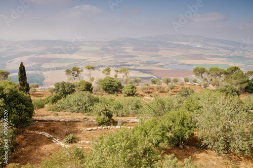 Widok z góry Tabor w Izraelu w Ziemi Świętej z ruinami po twierdzy krzyżowców w słoneczny dzień. © Paweł