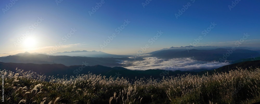 Obraz premium 高ボッチ高原からみた富士山と雲海に覆われた諏訪湖のパノラマ情景
