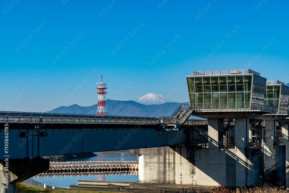 相模川大堰と富士山の風景