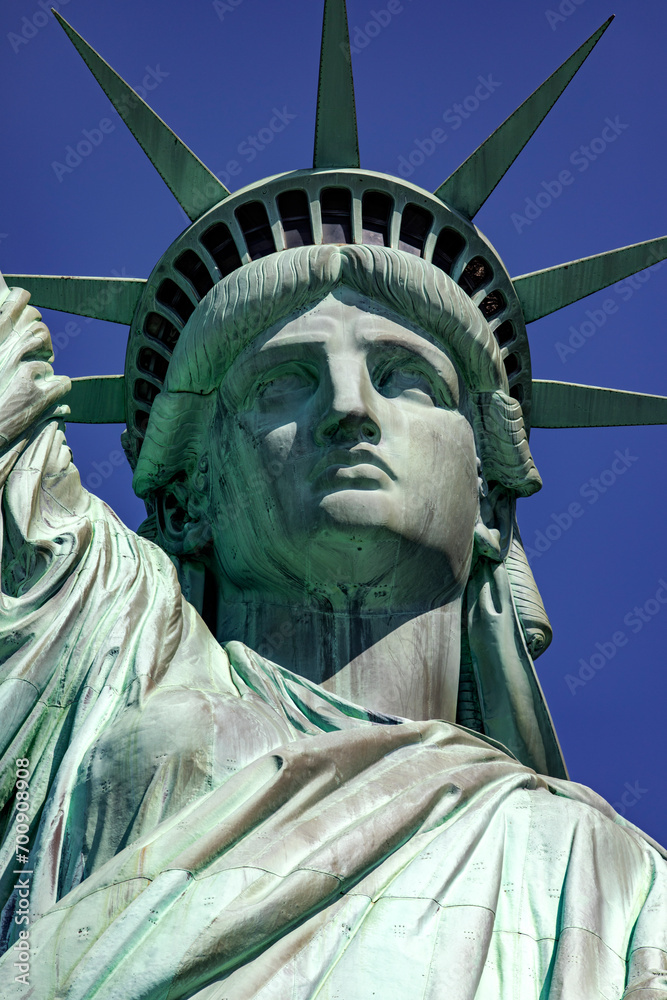 Obraz premium The crown of independence of the Statue of Liberty of the Big Apple and New York (USA), symbol of the city of Manhattan and the democracy of the world