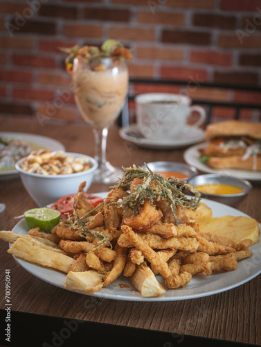 Fotografias de comida peruana marina, en una cevicheria tipica del Perú, donde se puede ver ceviche, arroz con mariscos, trio marino. photo