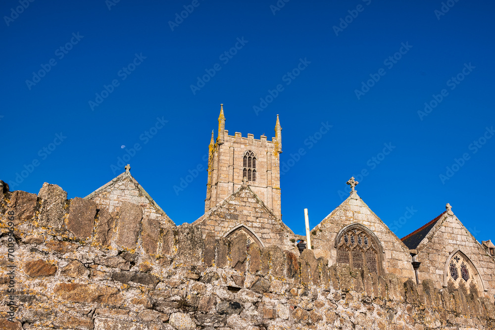 Große Kirchenmauer mit der Kirche im Hintergrund im Fischerort St. Ives