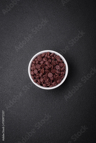 Round granules of sweet confectionery chocolate as an ingredient for preparing desserts