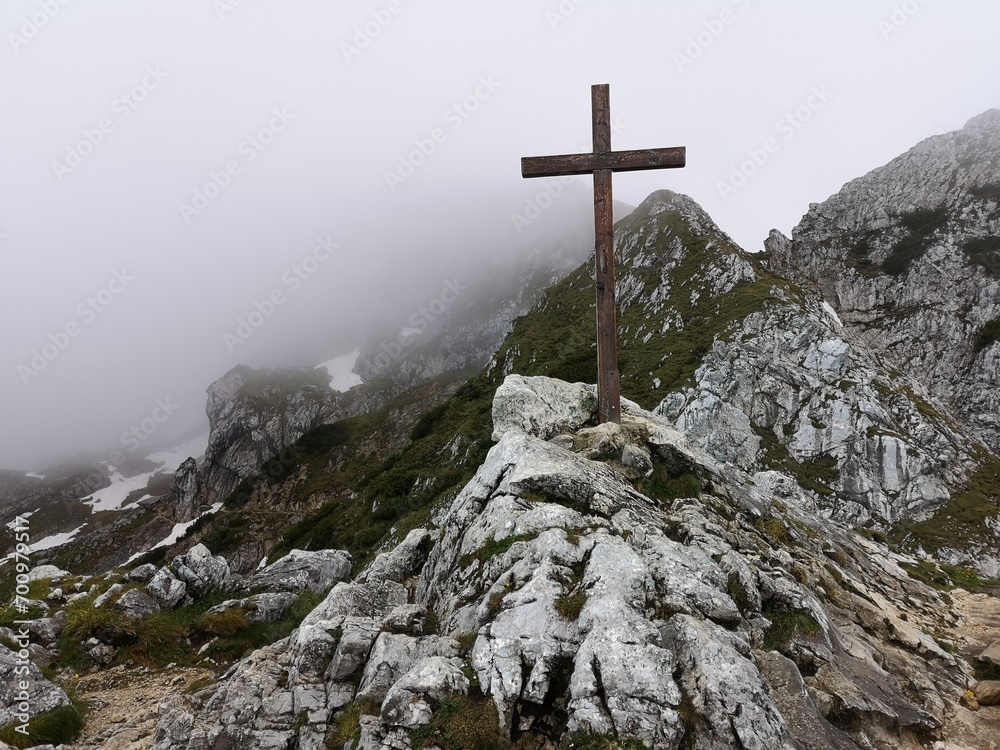 Kreuz auf Berg in Nebel