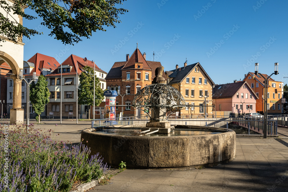 Biberbrunnen mit Gebäudeensemble beim Rathaus von Stuttgart Feuerbach