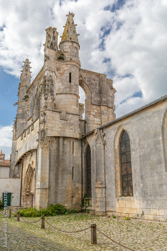 Fototapeta premium Église Saint-Martin de Saint-Martin-de-Ré, sur l'île de Ré