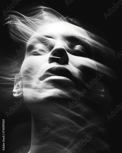 visage d'une femme en noir et blanc dramatique, avec beaucoup de mouvement de flou dans le style du minimalisme abstrait  photo