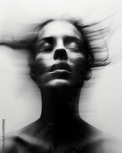 visage d'une femme en noir et blanc dramatique, avec beaucoup de mouvement de flou dans le style du minimalisme abstrait  photo