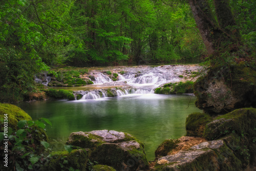 Fototapeta Naklejka Na Ścianę i Meble -  Le ruisseau avec une petite cascade