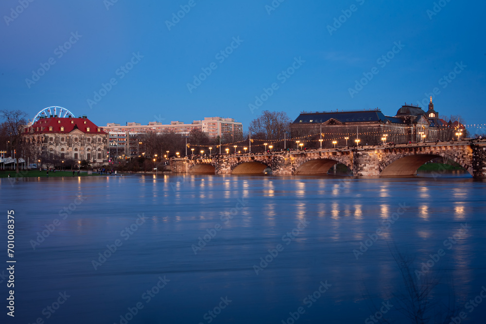 Blick auf die Augustusbrücke Richtung Neustadt in Dresden zum Hochwasser 2023