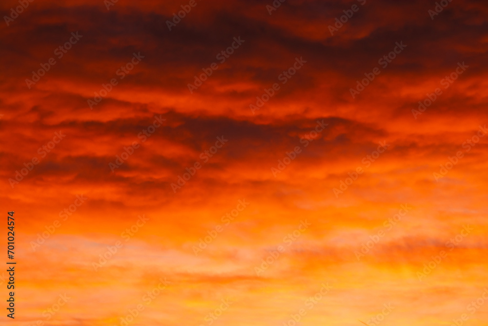 ciel rouge dramatique avec nuages