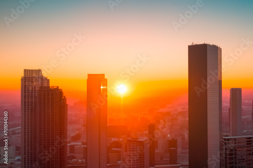 tramonto sui grattacieli 