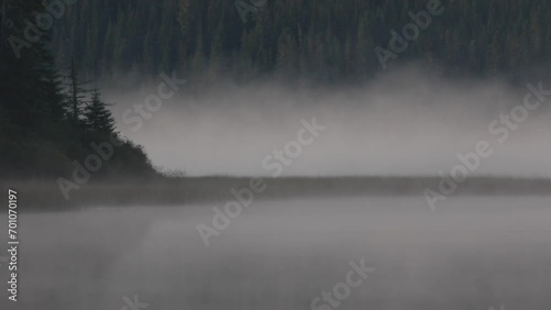 Brume sur le lac dans les montagnes. Quebec, Canada. Tôt le matin.	 photo