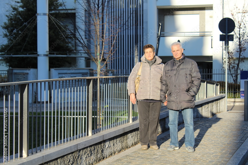 Coppia di Pensionati sereni e felici in giro per la città Coppia di Pensionati sereni e felici in giro per la città