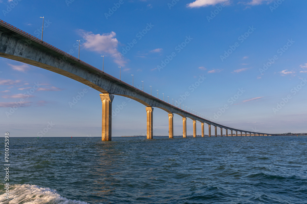 Pont de l'île de Ré depuis la mer au soleil couchant d'été