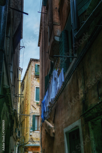 Fototapeta Naklejka Na Ścianę i Meble -  Laundry in Venice Weathered buildings narrow alley