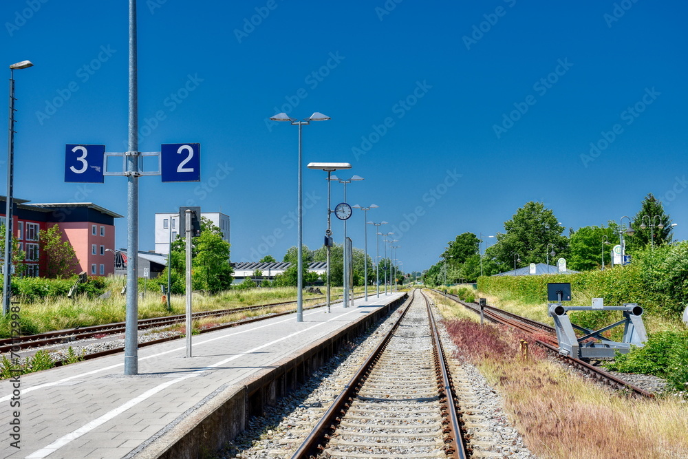 Pfarrkirchen, Bahnhof, Bahnsteig, Gleis, Eisenbahn, Schienen, Mast, Licht, Beleuchtung, Schwellen, Schotter, Schotterbett, Gleisbett, Nahverkehr, Zug, Gleise, Abstellgleis, Prellbock, Schild, Tafel, N