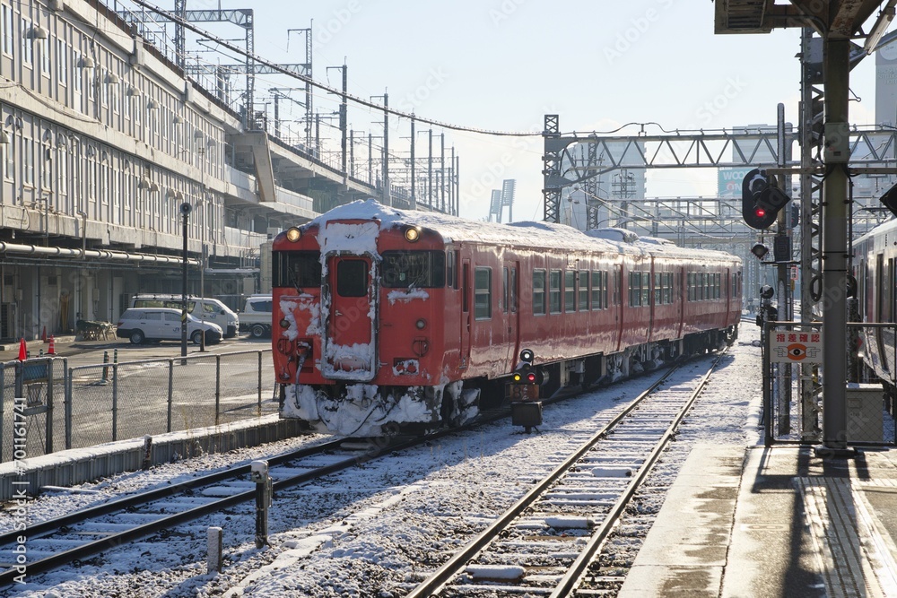 冬の日、広島駅に到着する芸備線気動車