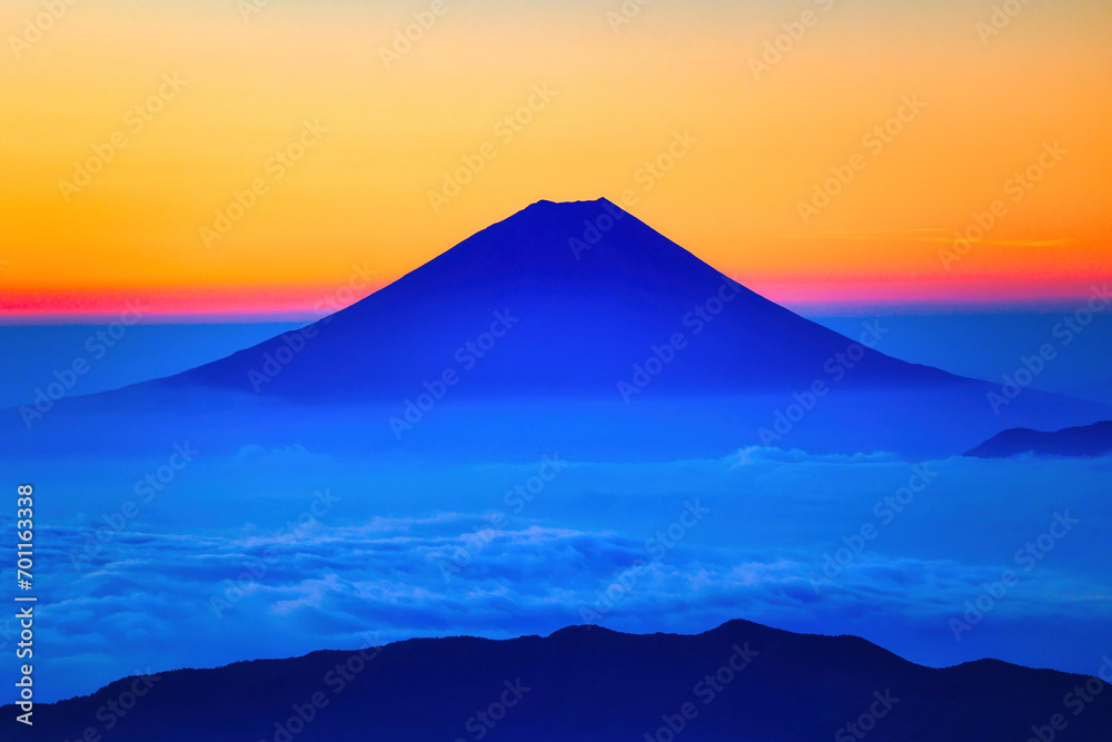 朝焼けの富士山と雲海