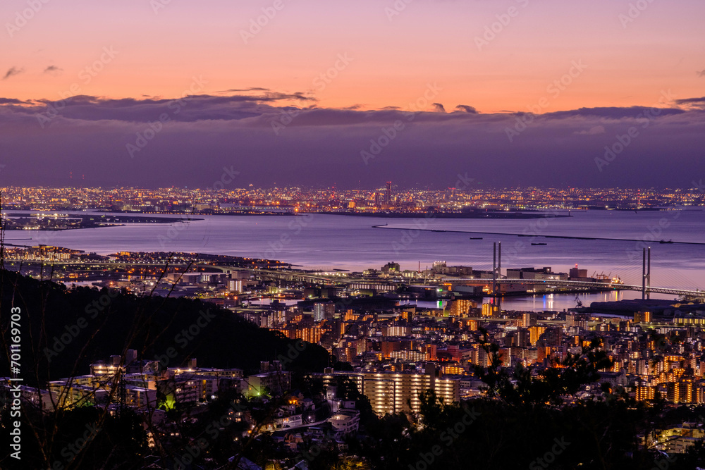 Naklejka premium 夜明け前の神戸、大阪湾を隔てて大阪の市街地をのぞむ