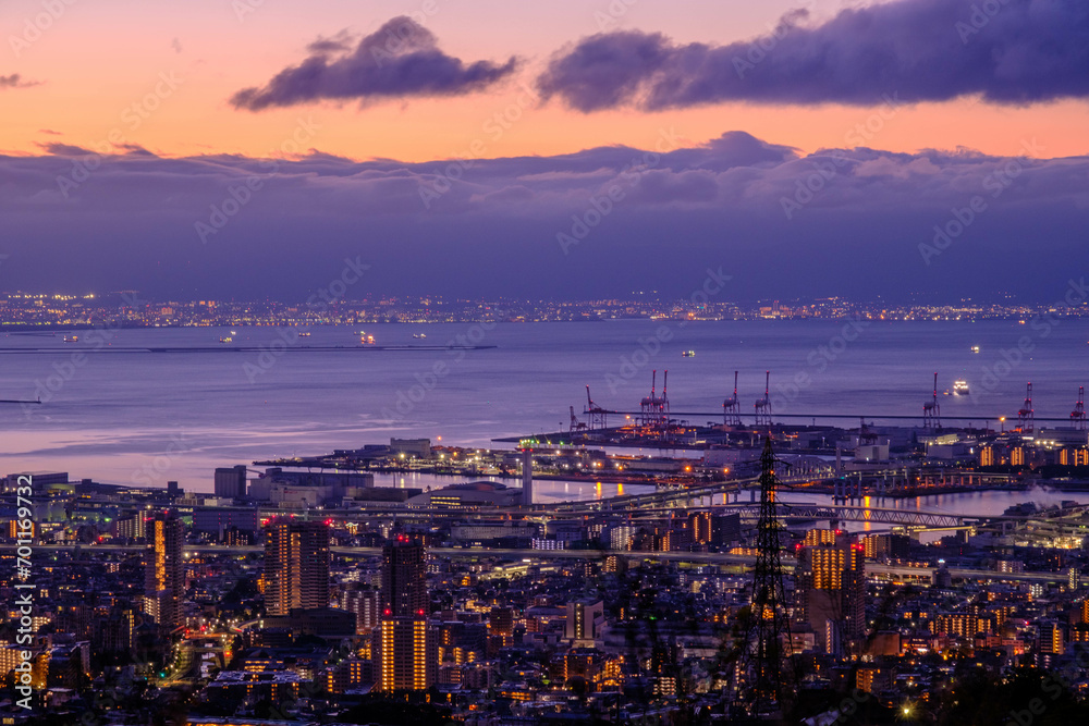夜明け前の神戸、大阪湾を隔てて大阪の市街地をのぞむ