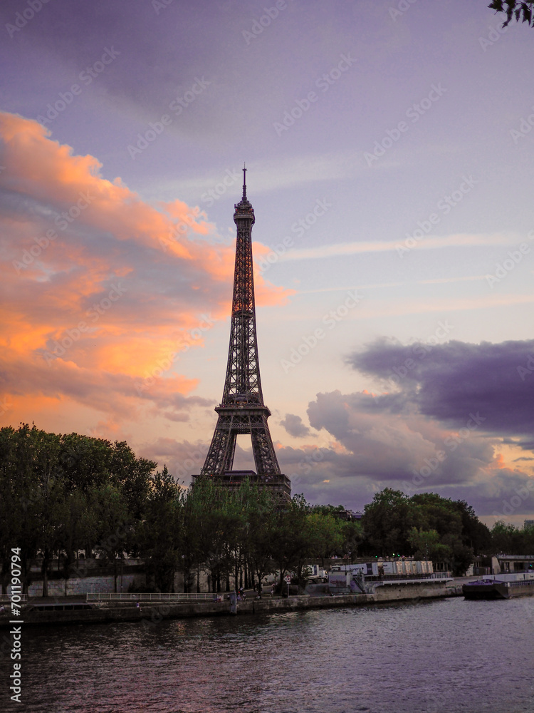 Naklejka premium Paris at sunset pink and purple