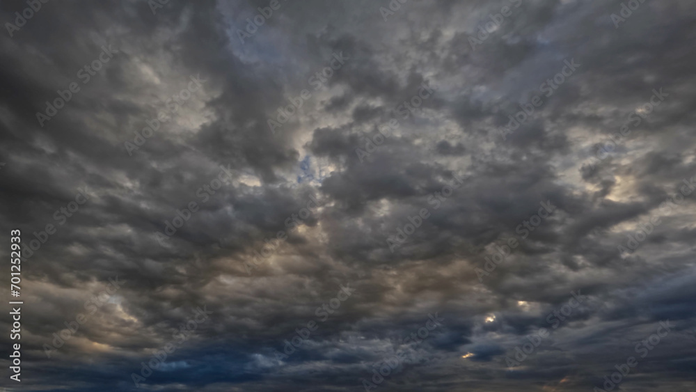 Obraz premium nice sunrise goldish clouds on the sky bg - photo of nature