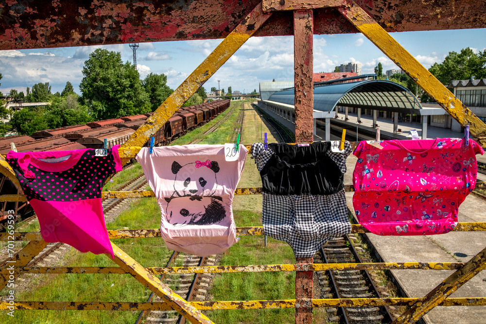 Obraz na płótnie Flea market over the railway station in Chisinau, moldova w salonie