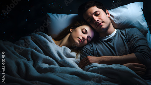 Homme et femme dormant ensemble dans leur lit