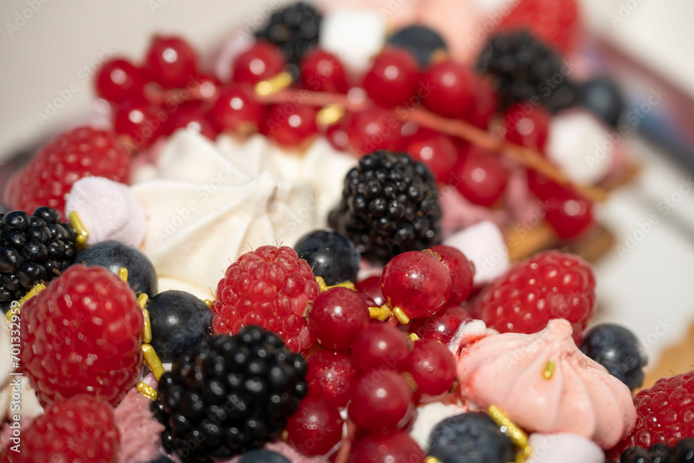 Détail d'un gateau d'anniversaire aux fruits frais Détail d'un gateau d'anniversaire aux fruits frais