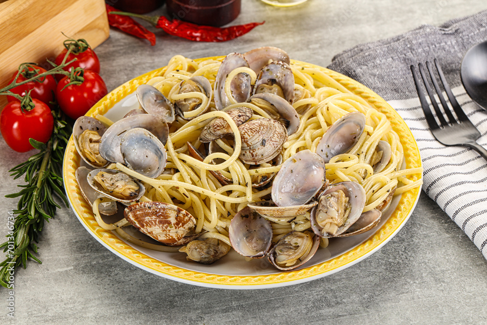 Italian pasta - Spaghetti vongole with clams